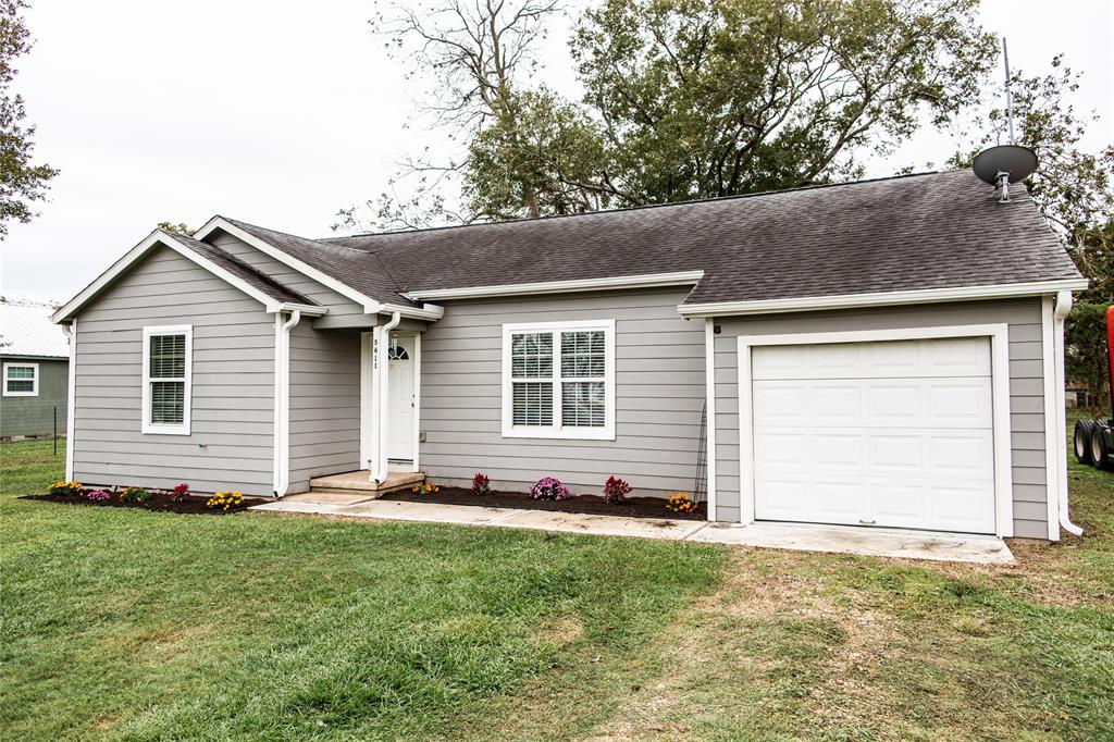 a front view of house with yard