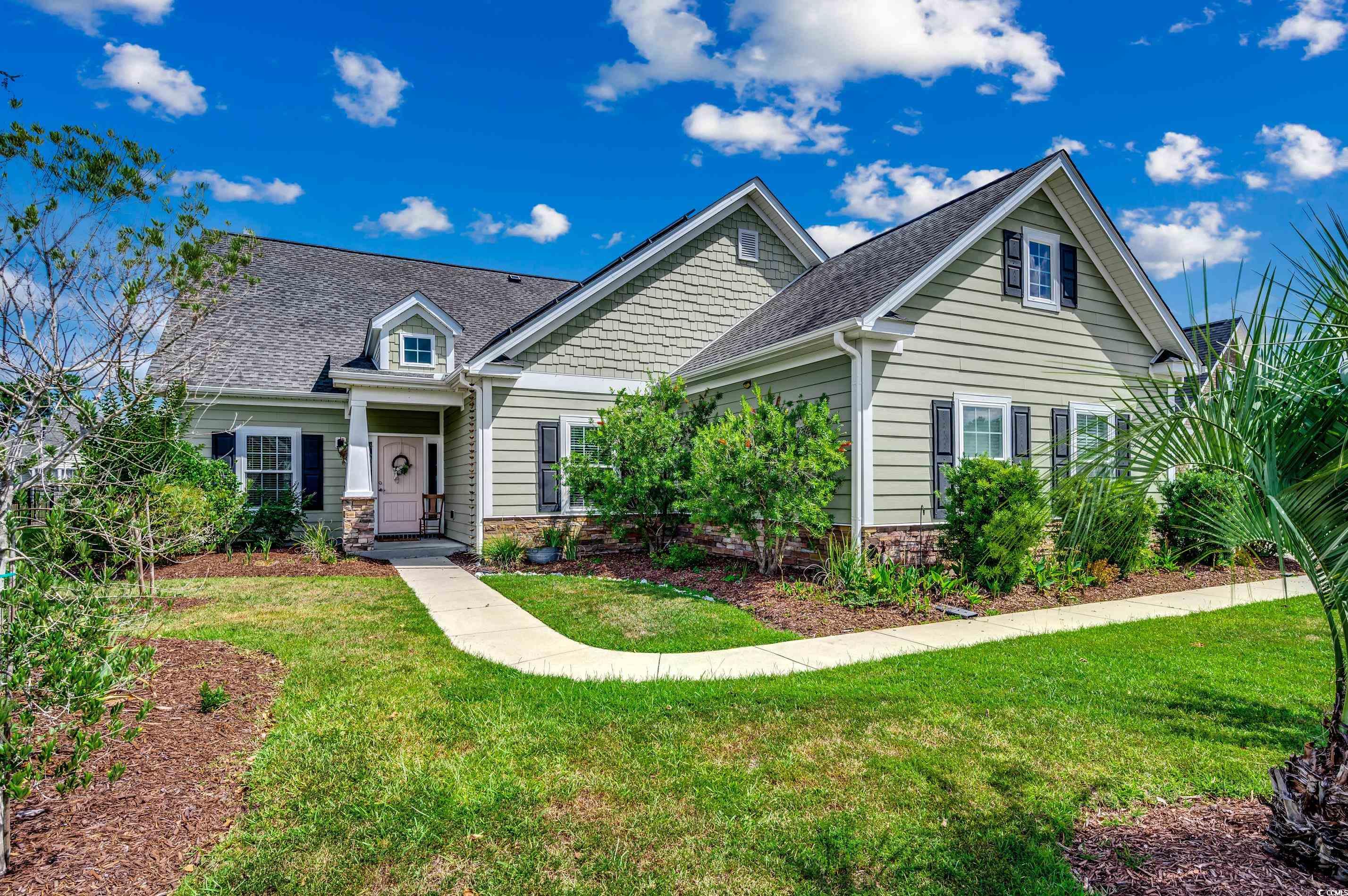 Craftsman house featuring a front yard