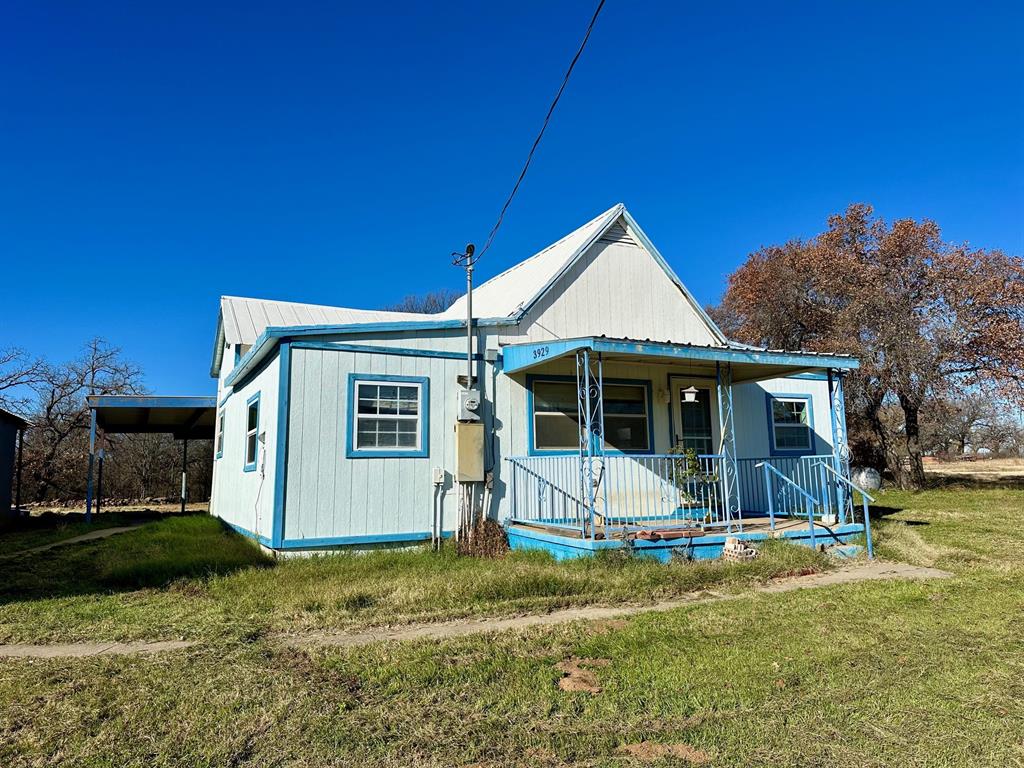 a view of a house with backyard