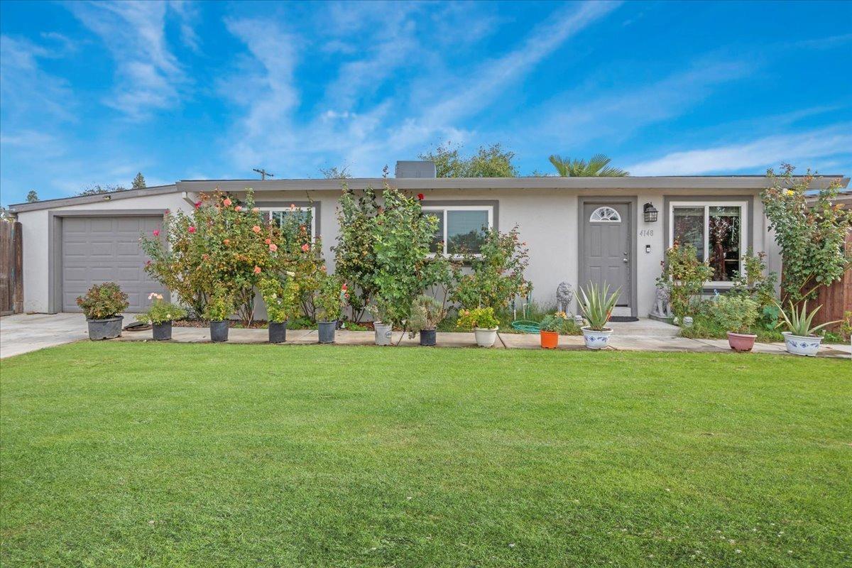 a view of a house with backyard and garden