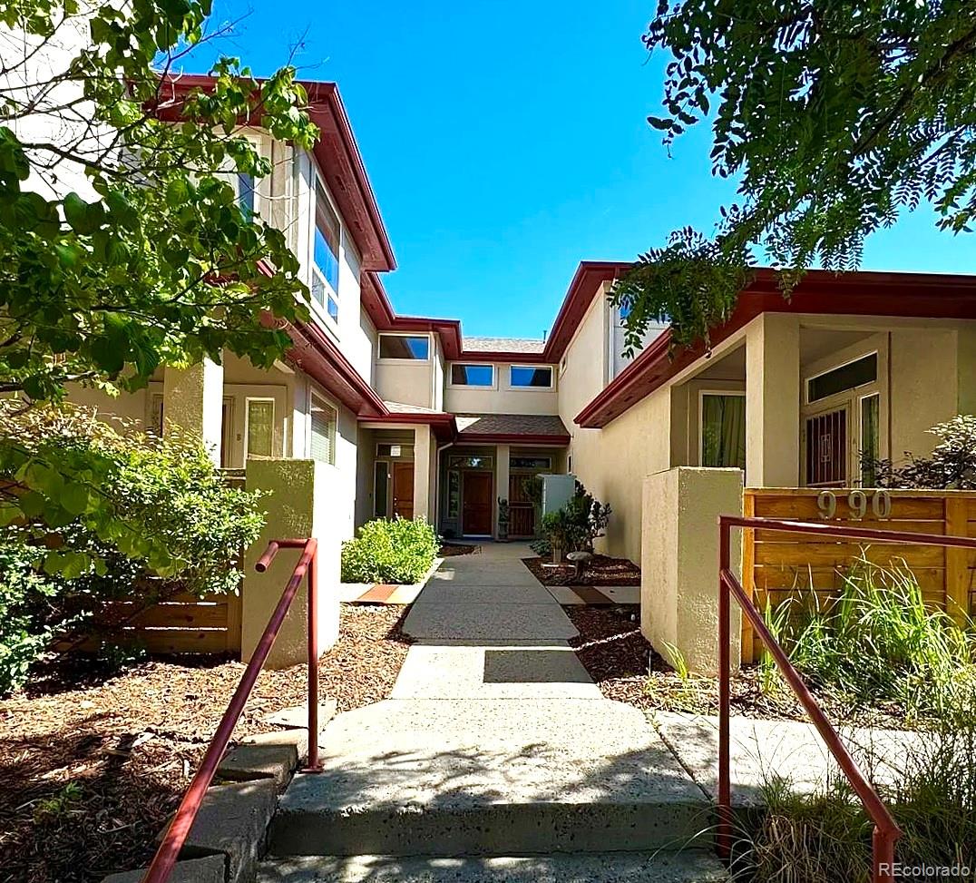 a view of a house with backyard