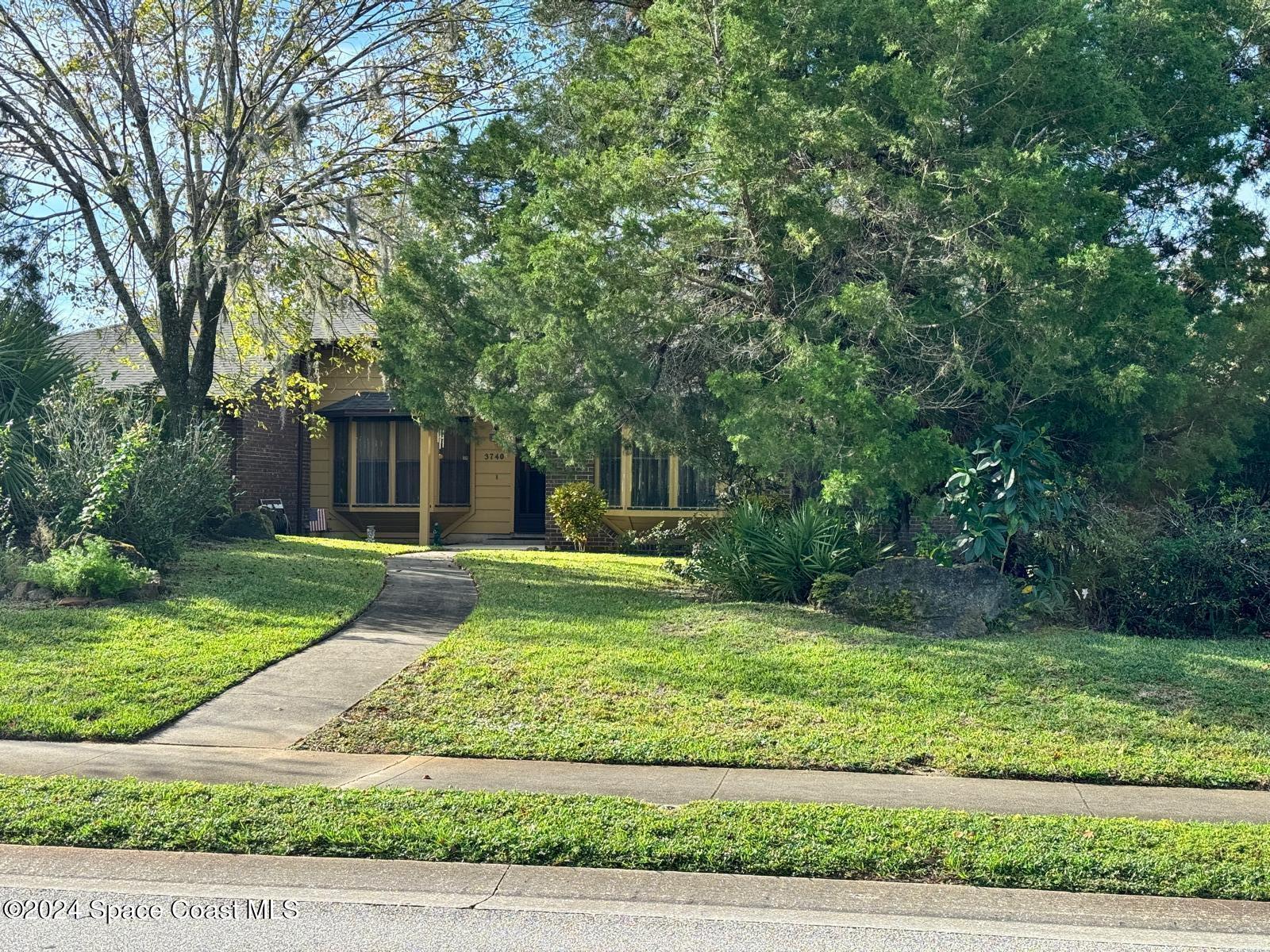 a view of a house with a yard