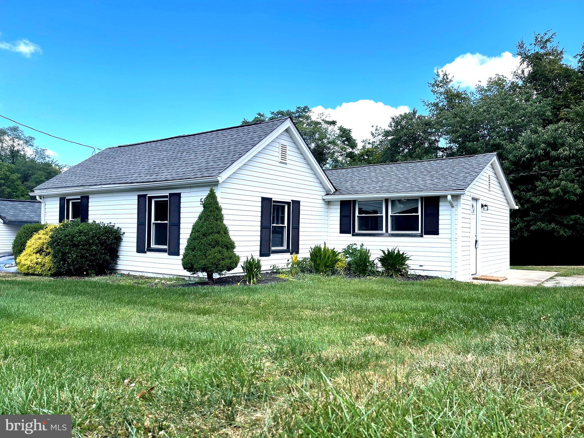 a view of a house with a yard