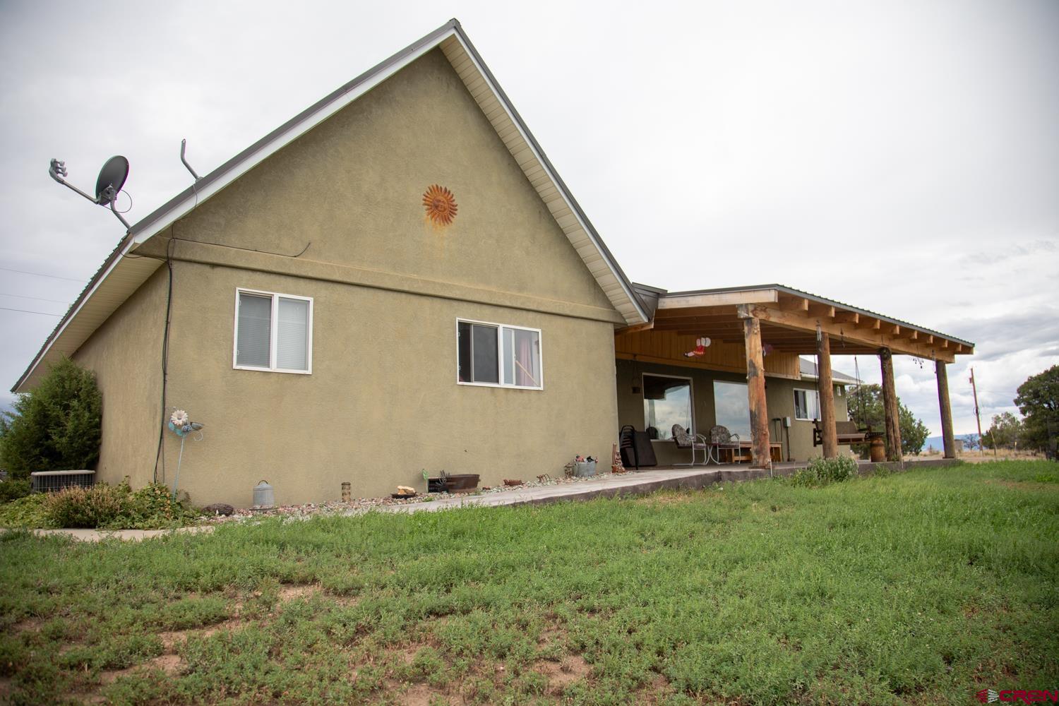 a view of a house with backyard