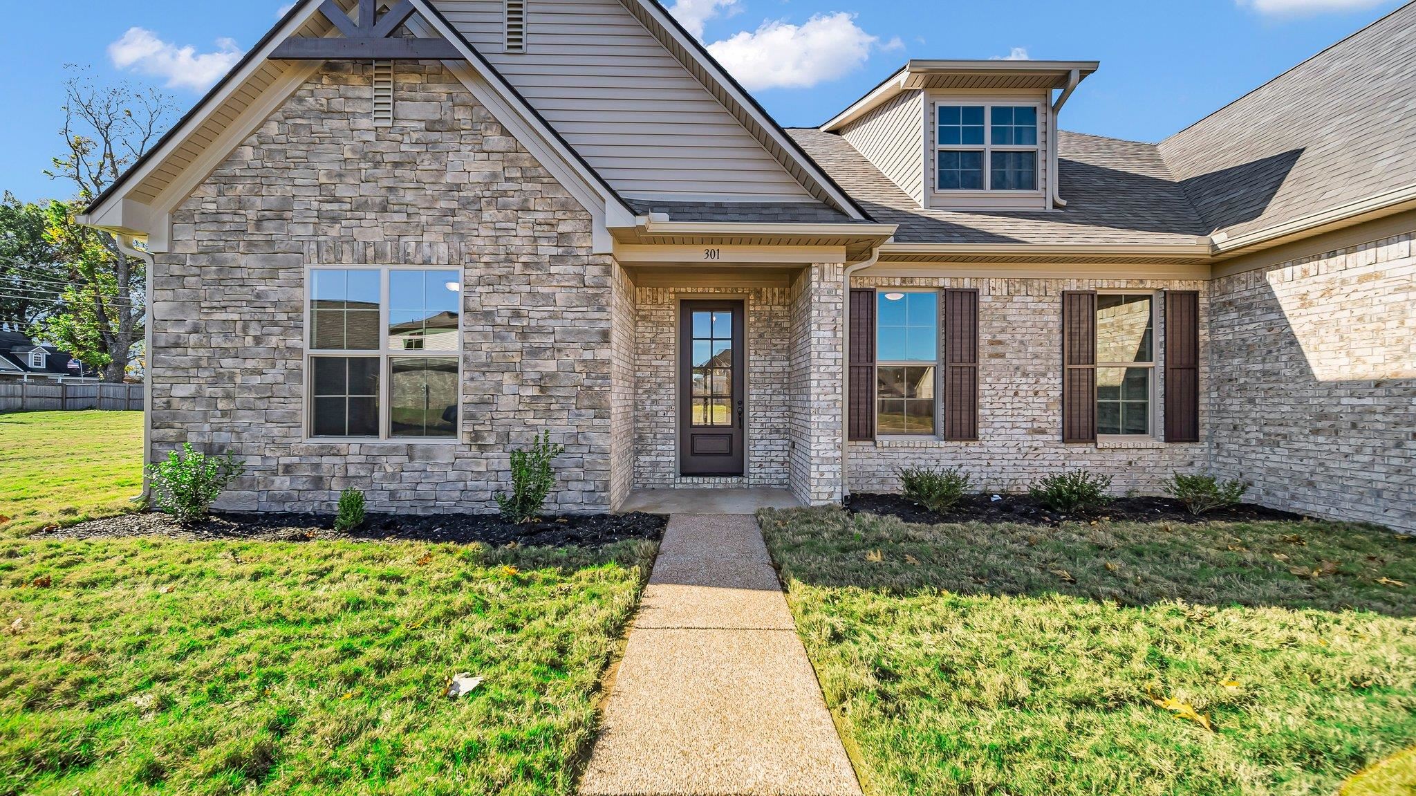 View of front facade with a front yard