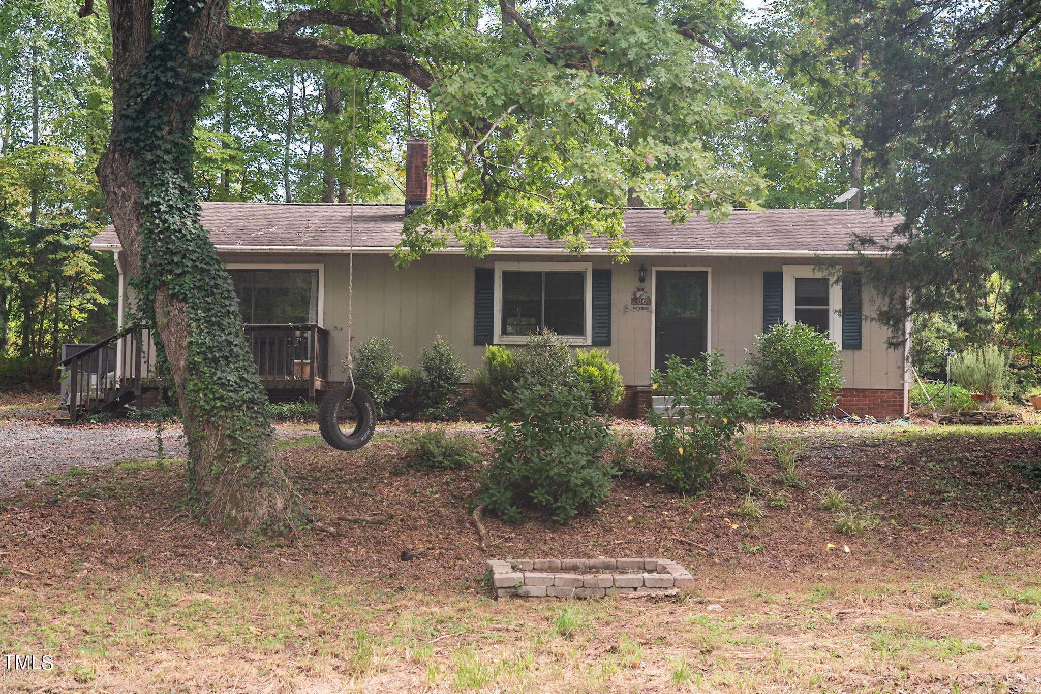 a view of a house with a backyard