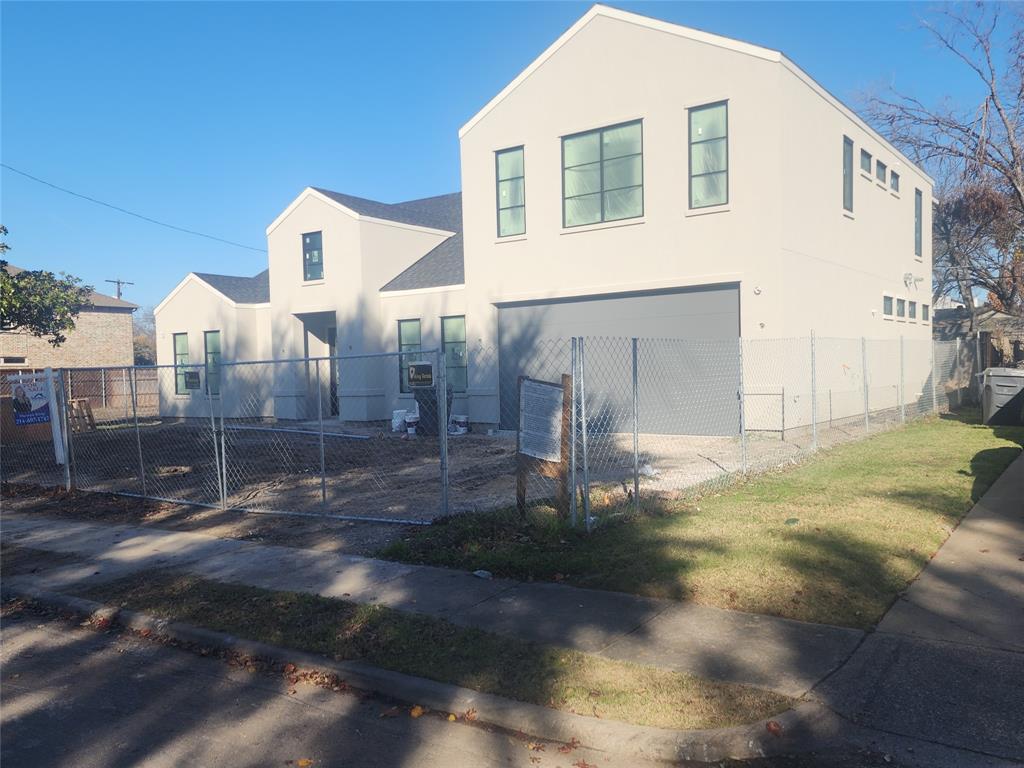 a view of a house with backyard