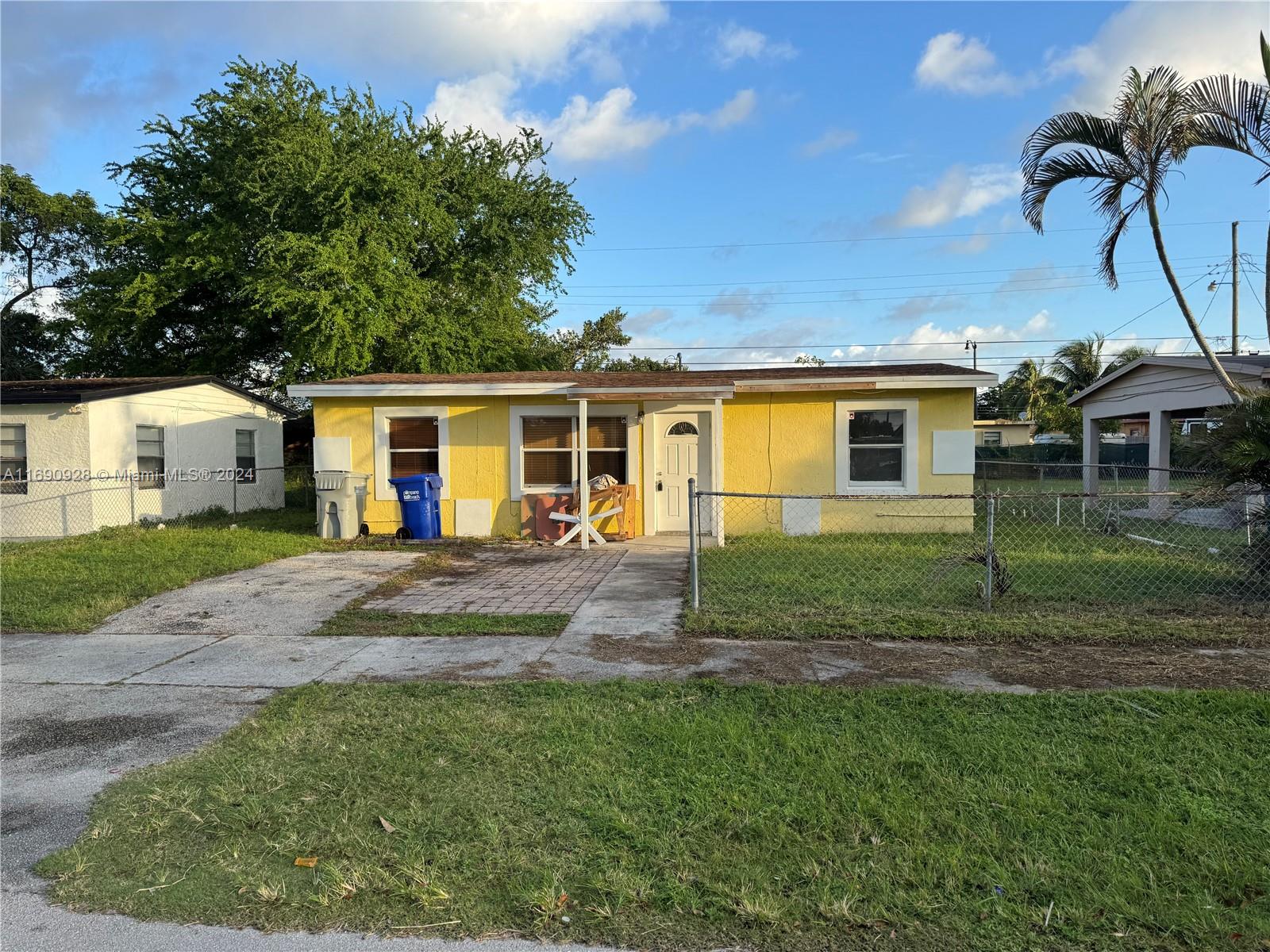 a view of a yard in front of house