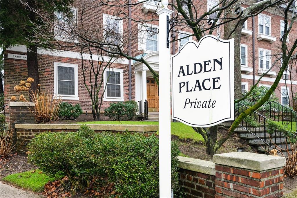 Entrance to Alden Place off of Midland Avenue
