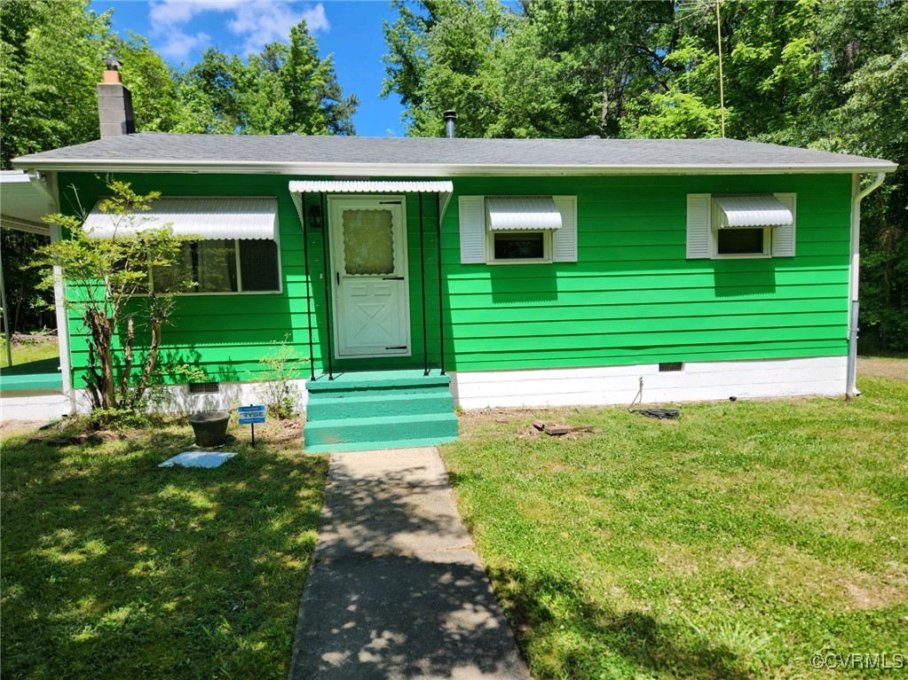 a view of a house with a yard