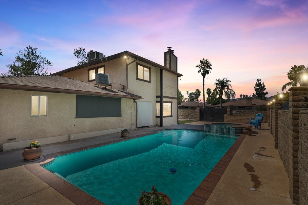 a view of a house with a backyard