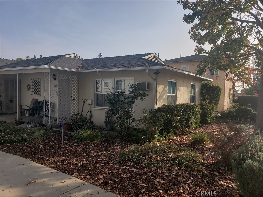 a view of a front of house with a yard