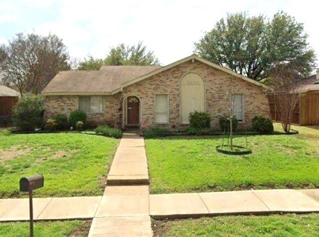 a front view of house with yard