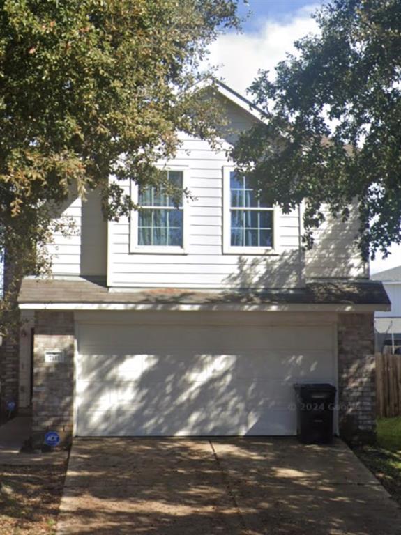 a view of back yard of the house