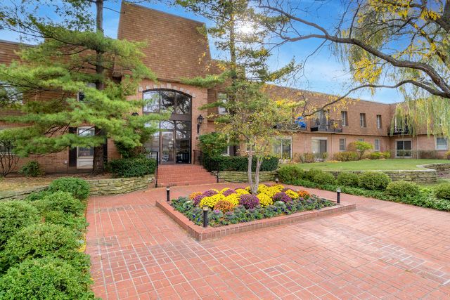 $275,000 | 1220 Park Avenue West, Unit 135 | Highland Park