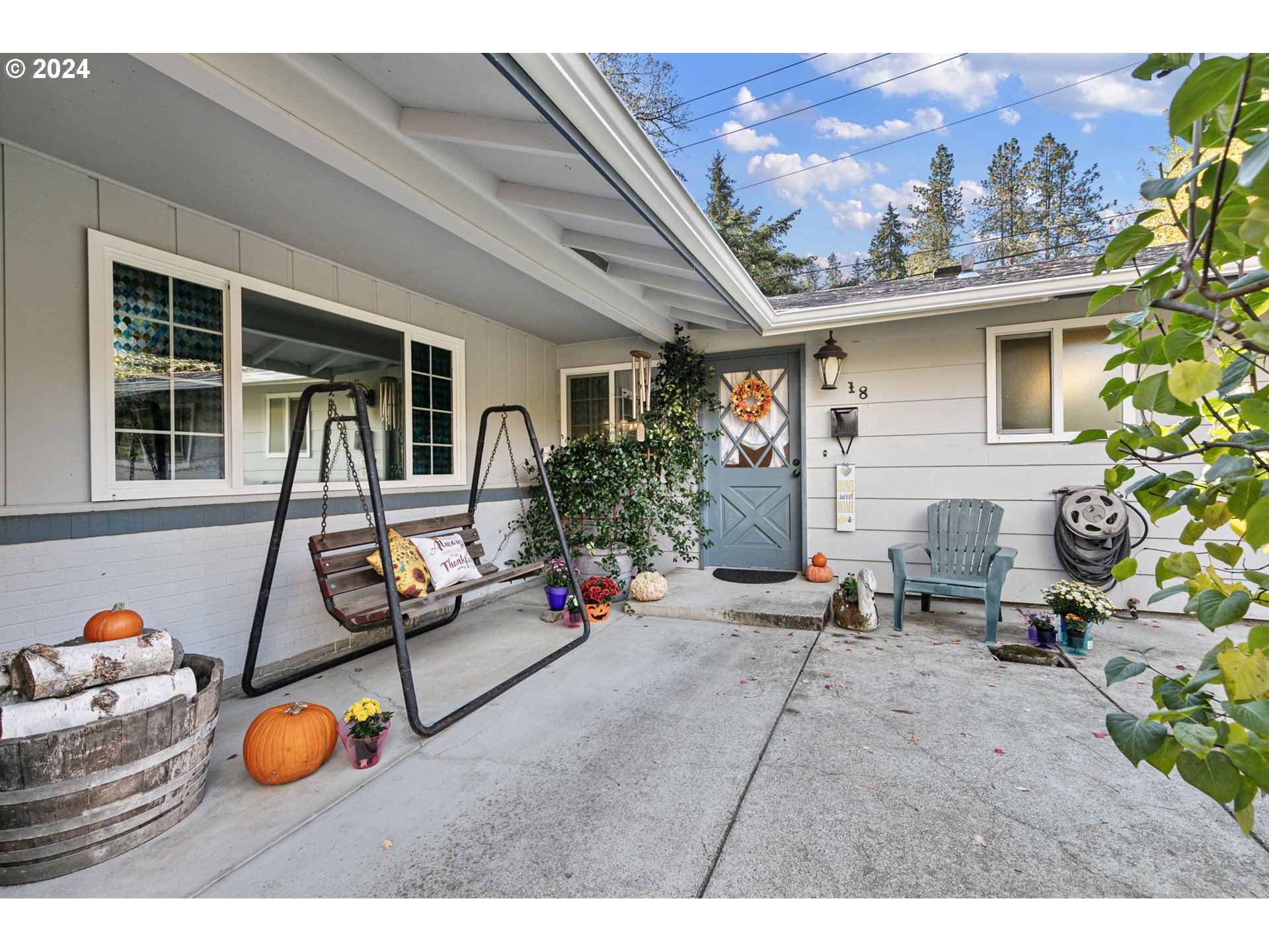 a view of a lounge chairs in front of house