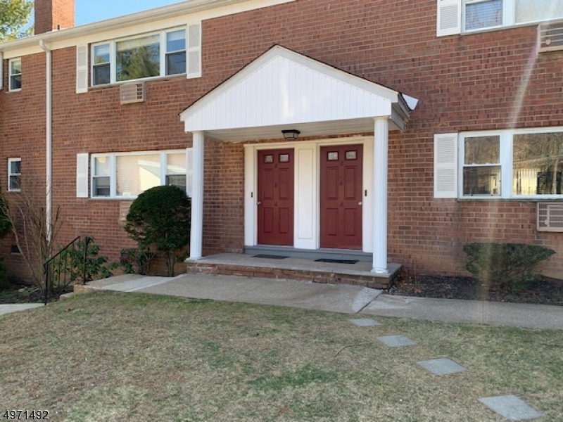 a view of a house with yard and plants