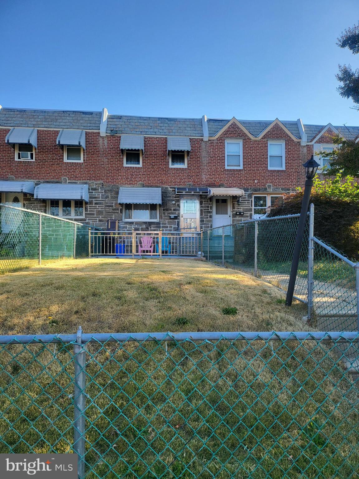 a view of building with a yard