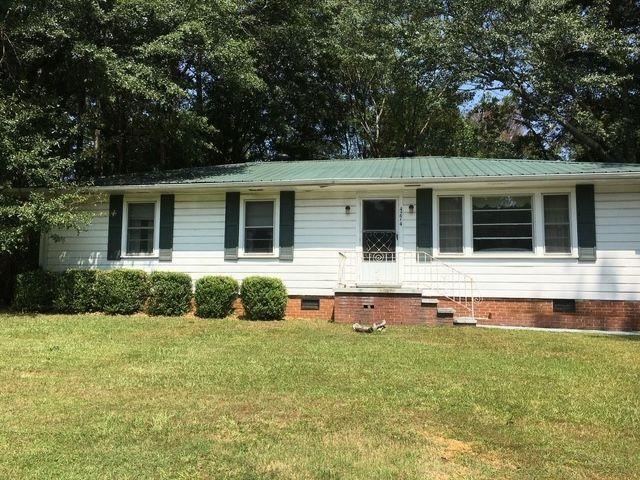 a front view of house with yard