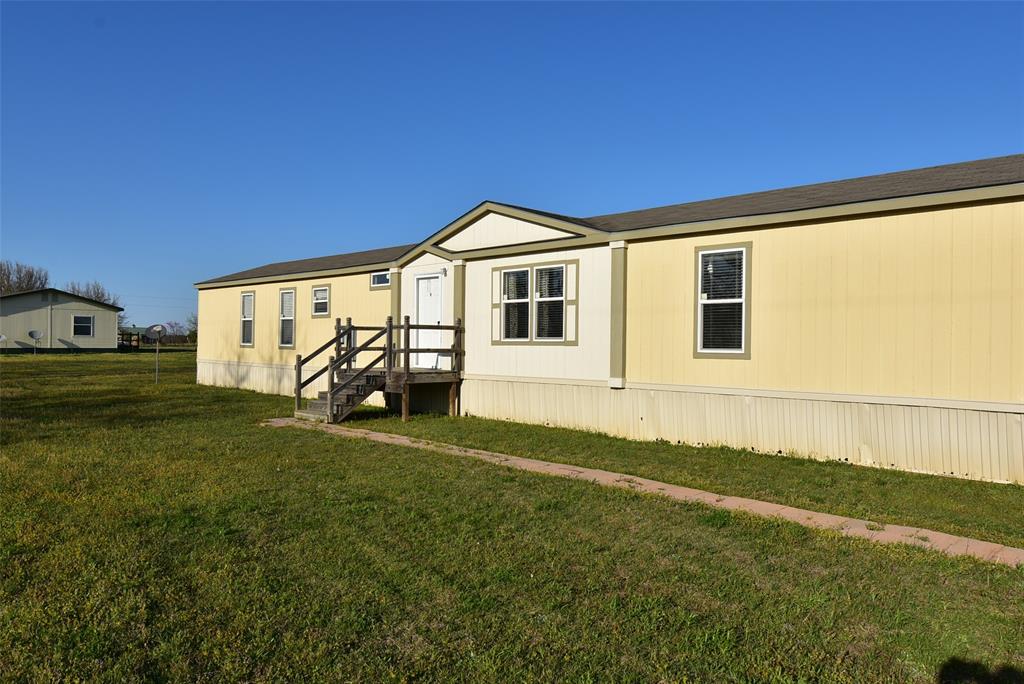 a view of a house with backyard