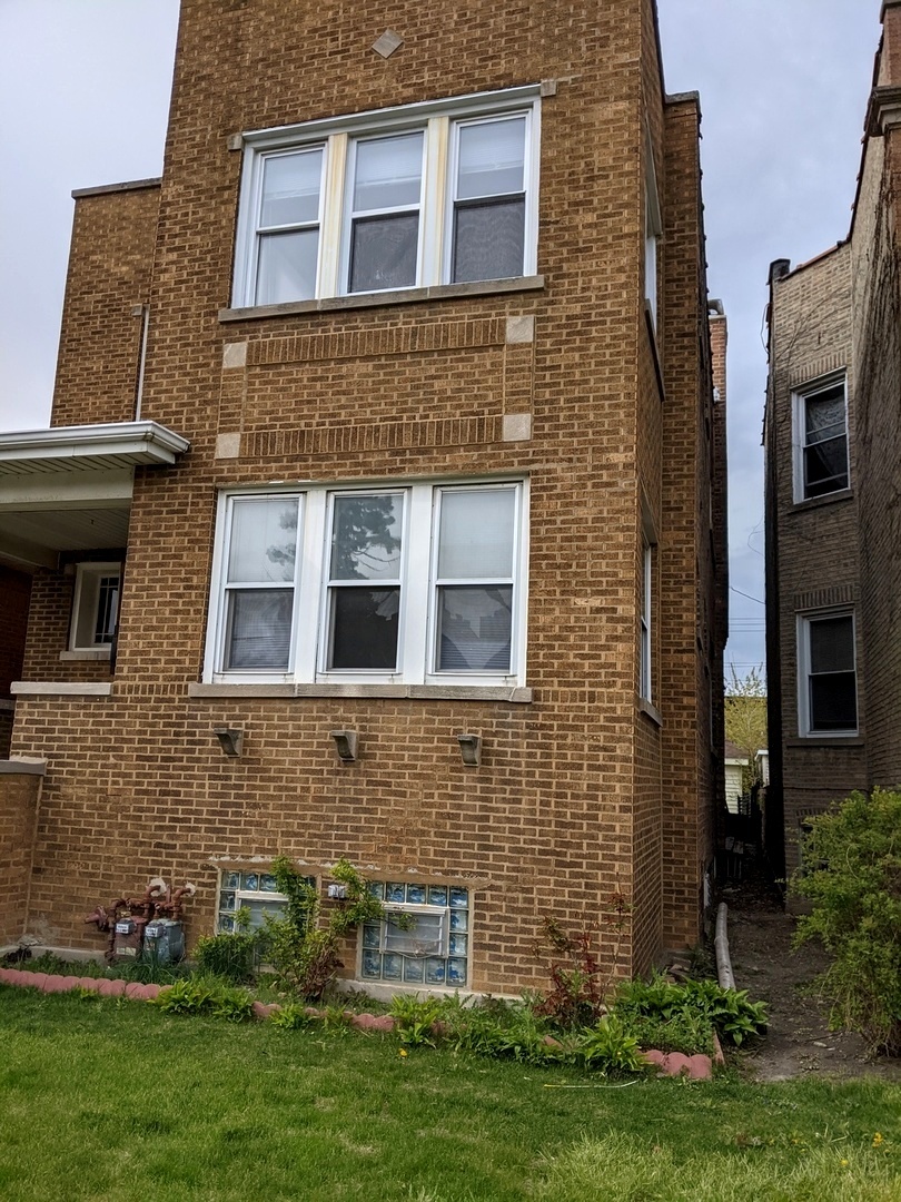 a brick building that has a lots of windows in it