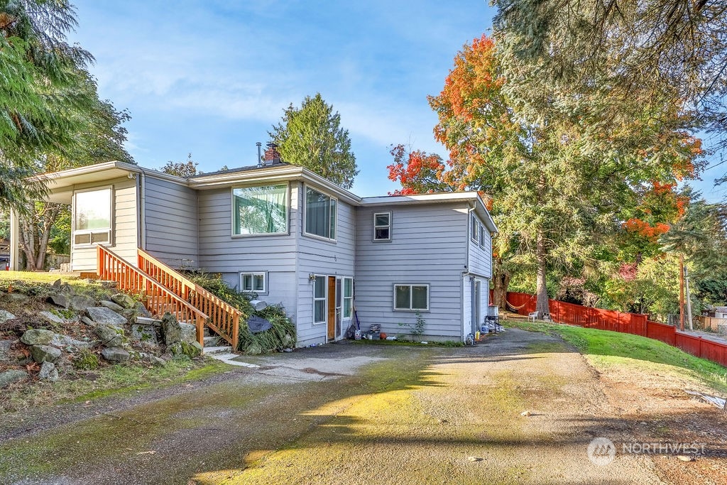 a view of a house with a yard