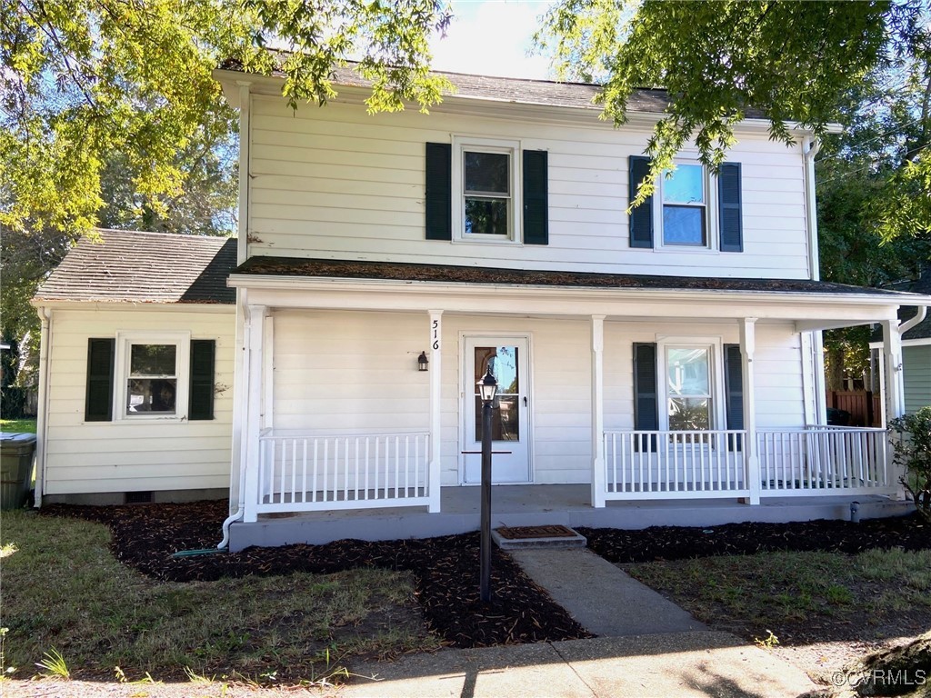 a view of a house with backyard and garden