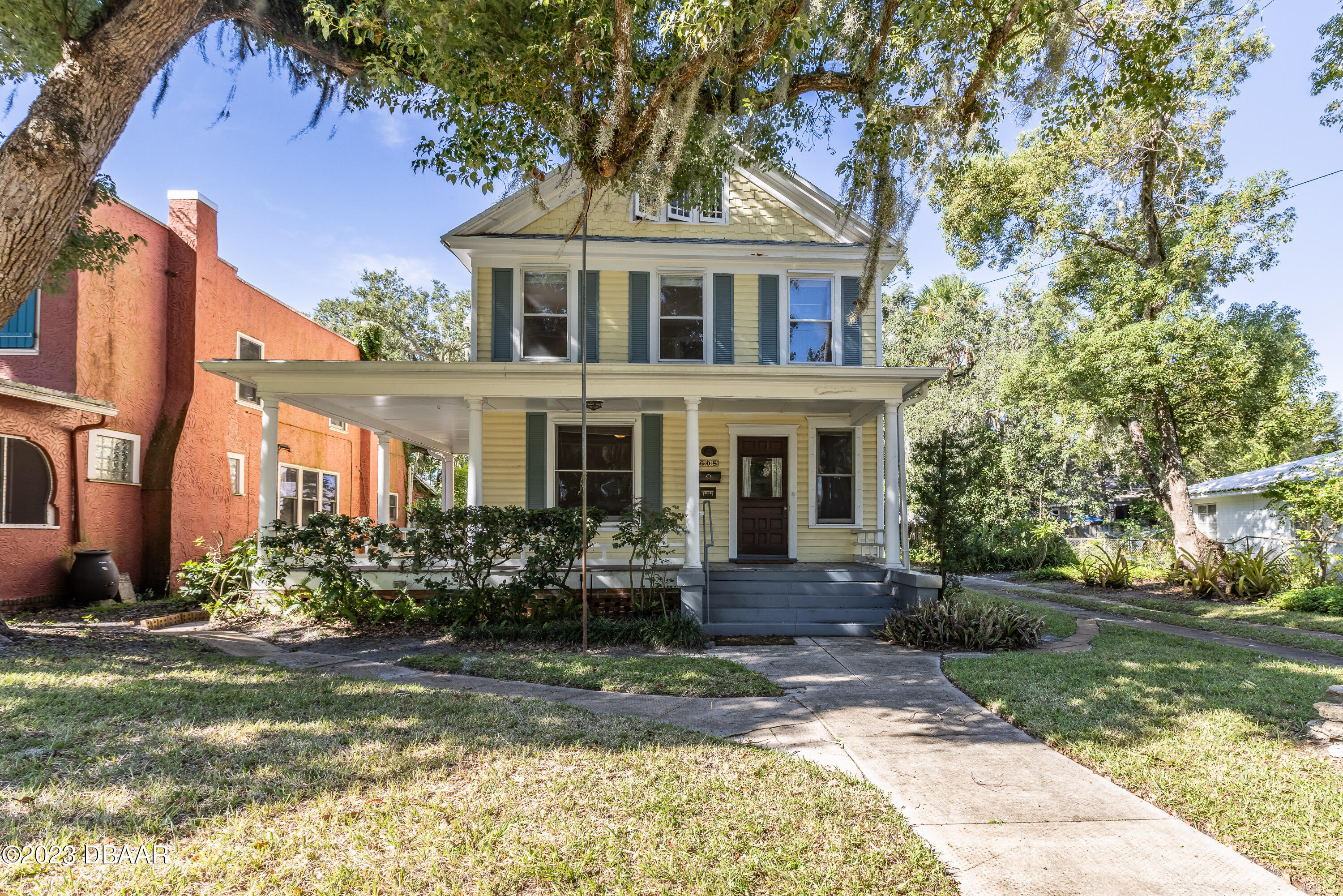 a front view of house with yard and green space