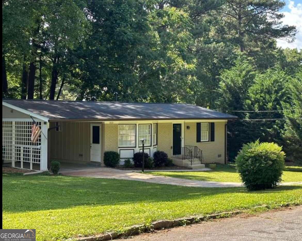 a view of a house with backyard and porch