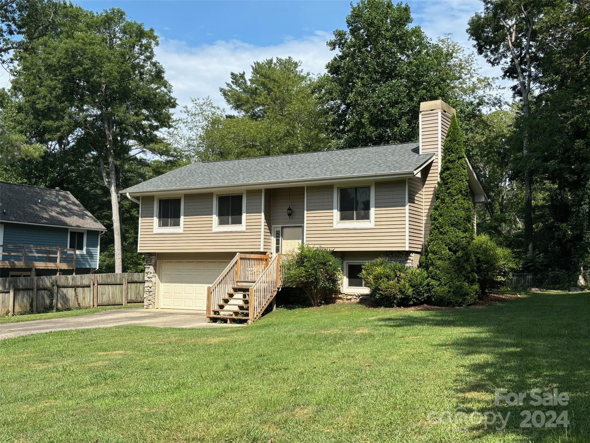 a view of a house with backyard