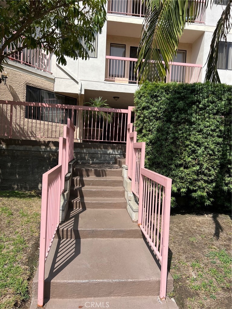 a view of a house with backyard and porch