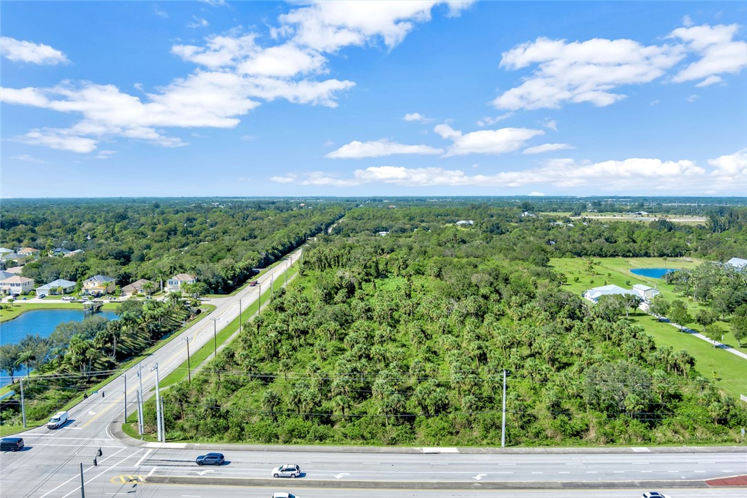 a view of yard with green space