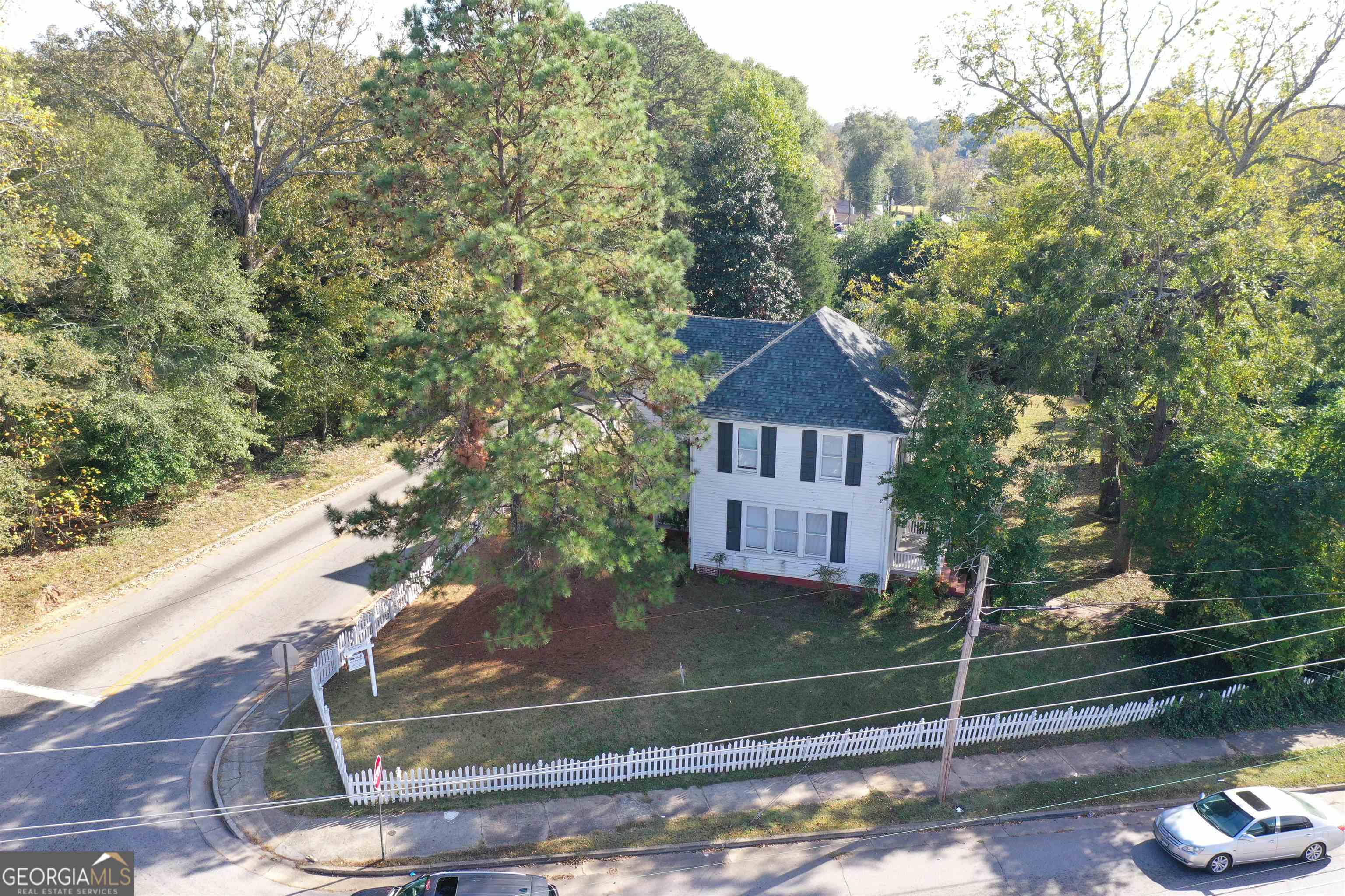 a view of a house with a yard