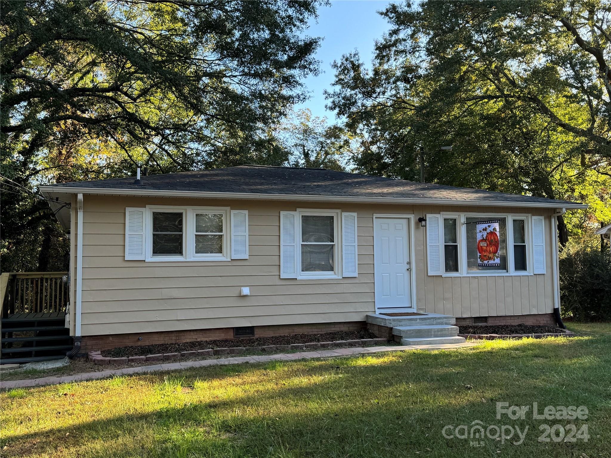 a front view of house with yard