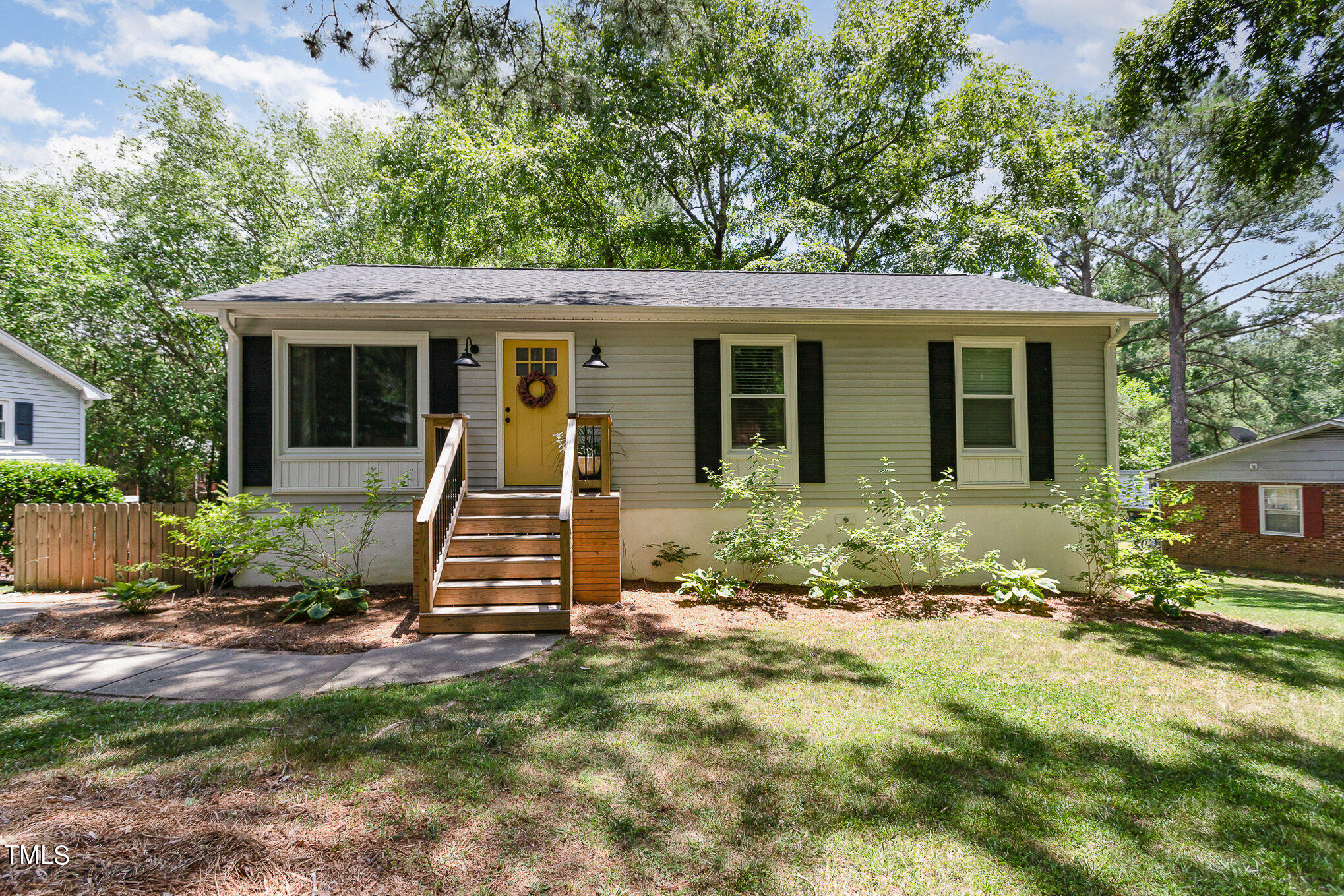 a view of a house with backyard and garden