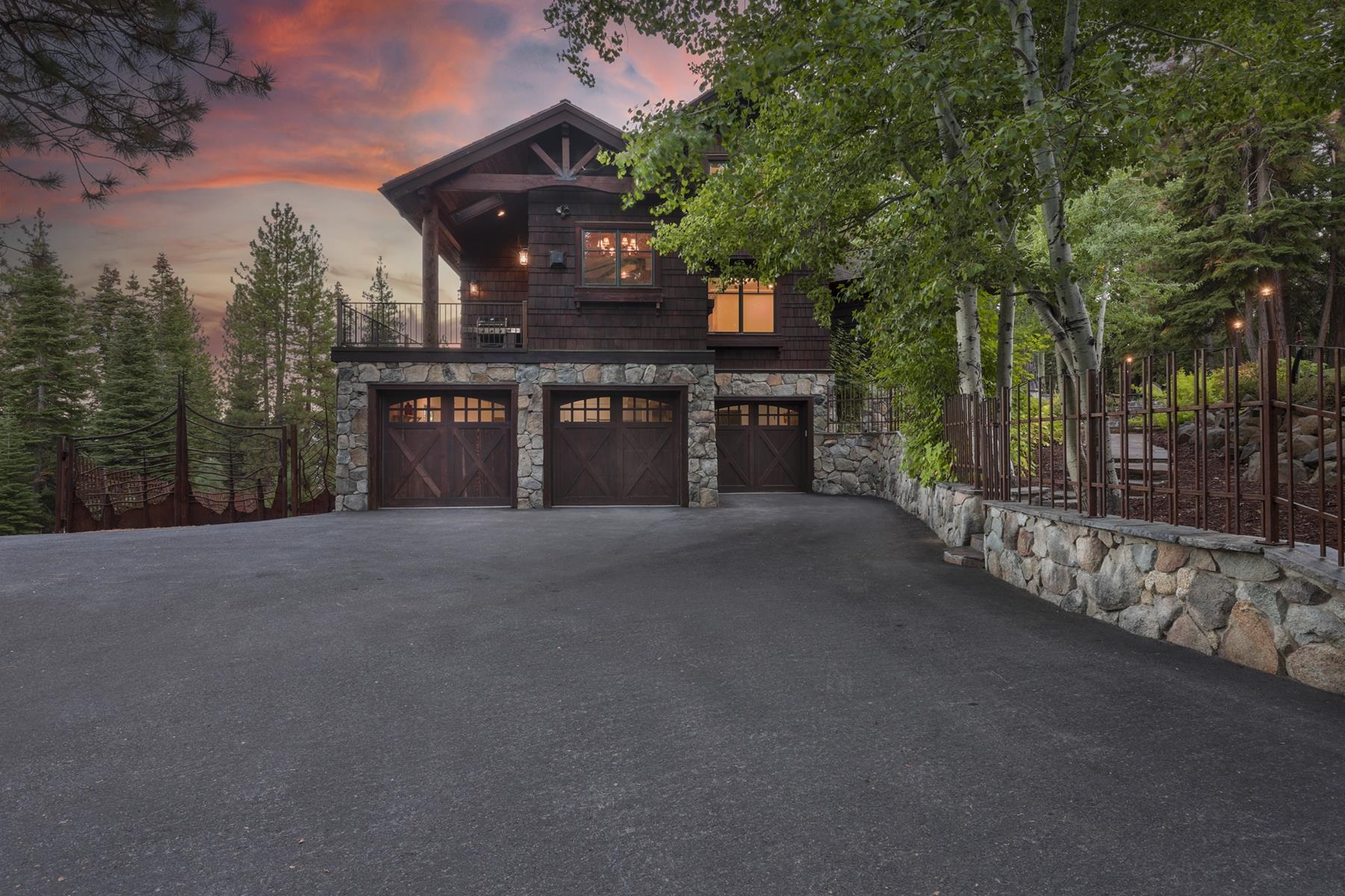 a view of a house with a backyard