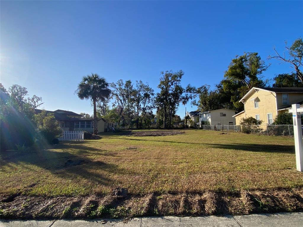 a view of a yard with an house