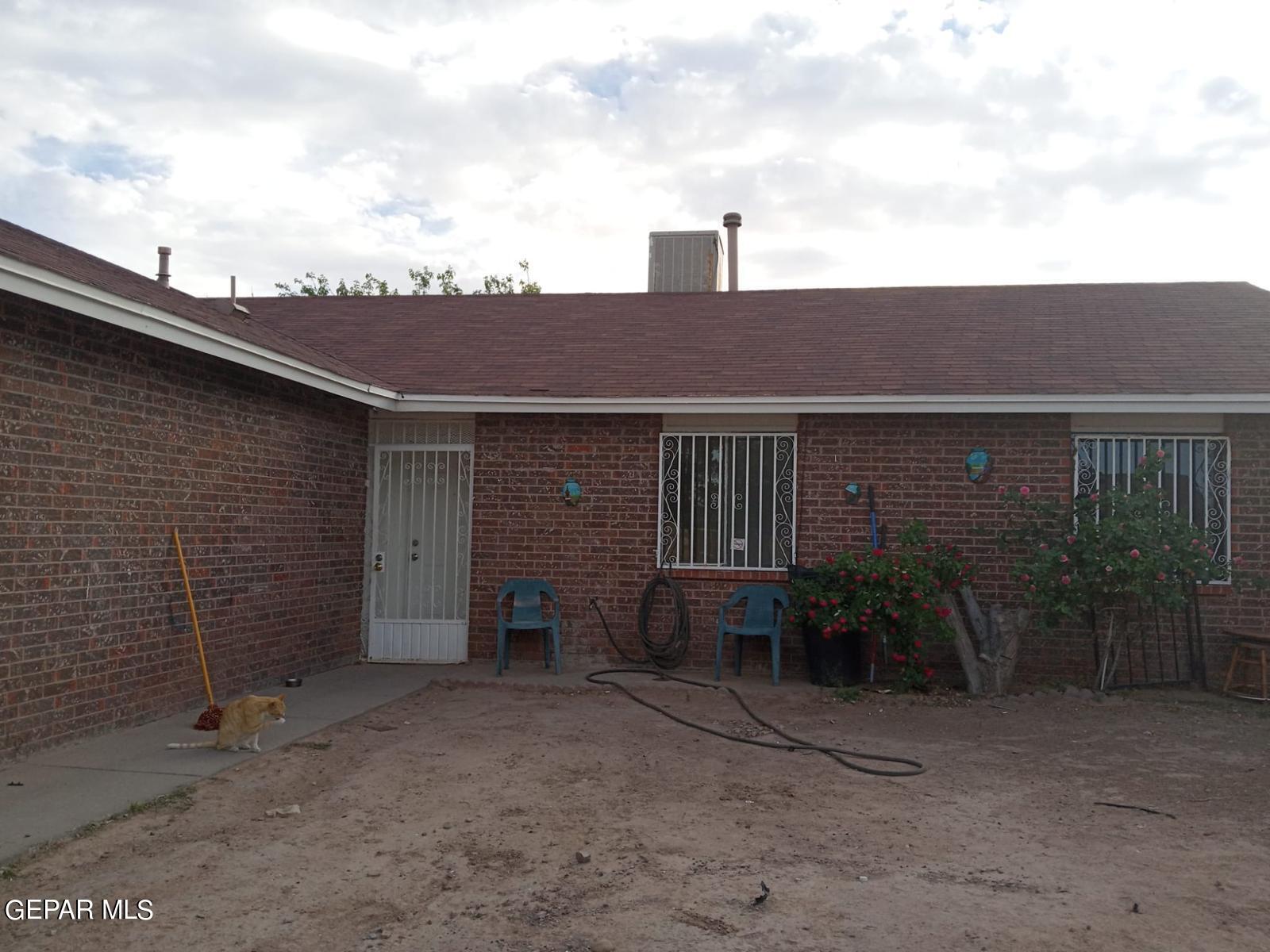 a view of a house with backyard and plants