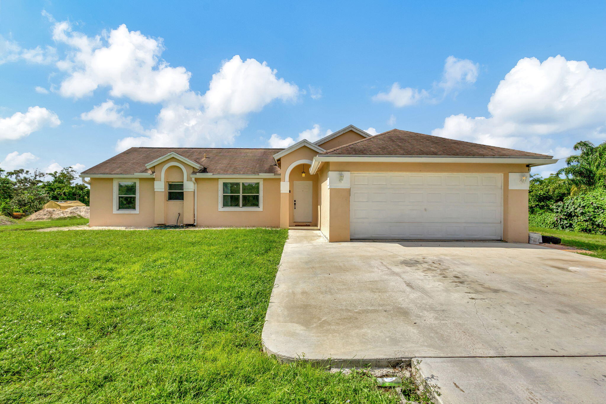 a view of a house with a yard