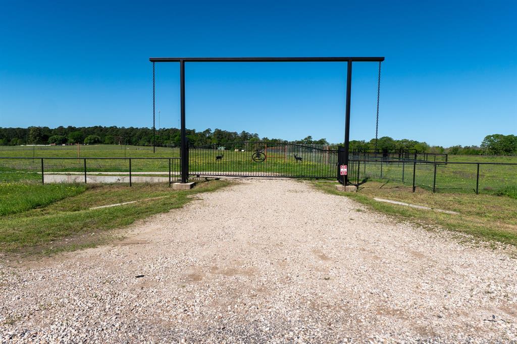 a view of park with a yard