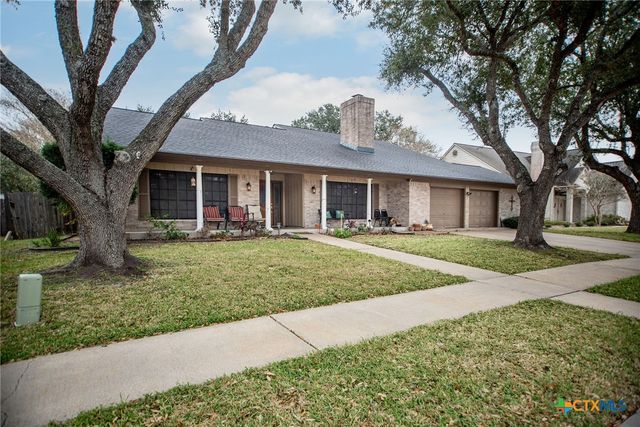 $399,900 | 403 Willowbend Drive | Port Lavaca