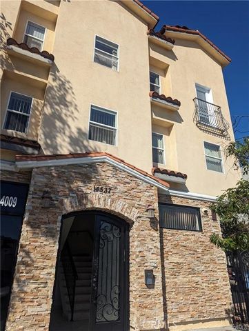 $2,400 | 14537 Archwood Street | Van Nuys