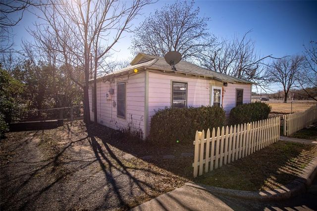 $1,200 | 116 East Barton Street | Granbury