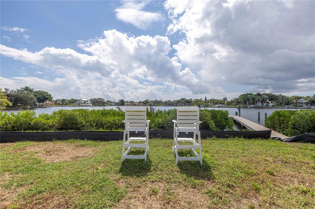 a view of a garden with lawn chairs