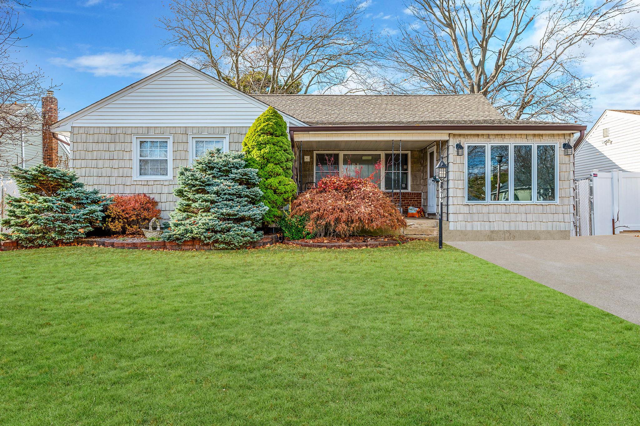 View of front facade with a front lawn