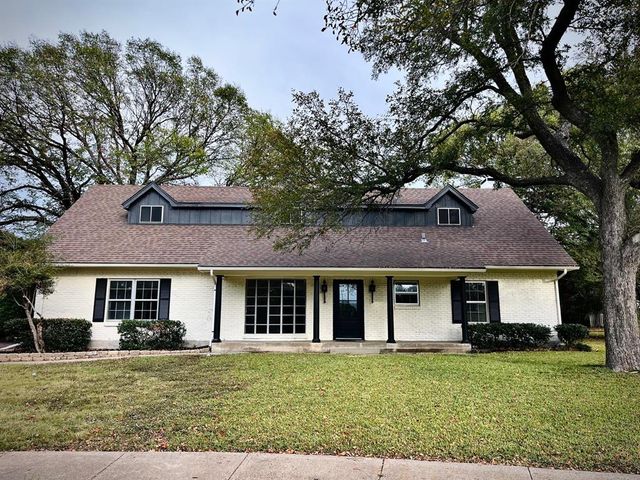 $385,000 | 1707 Williamsburg Circle | Ennis