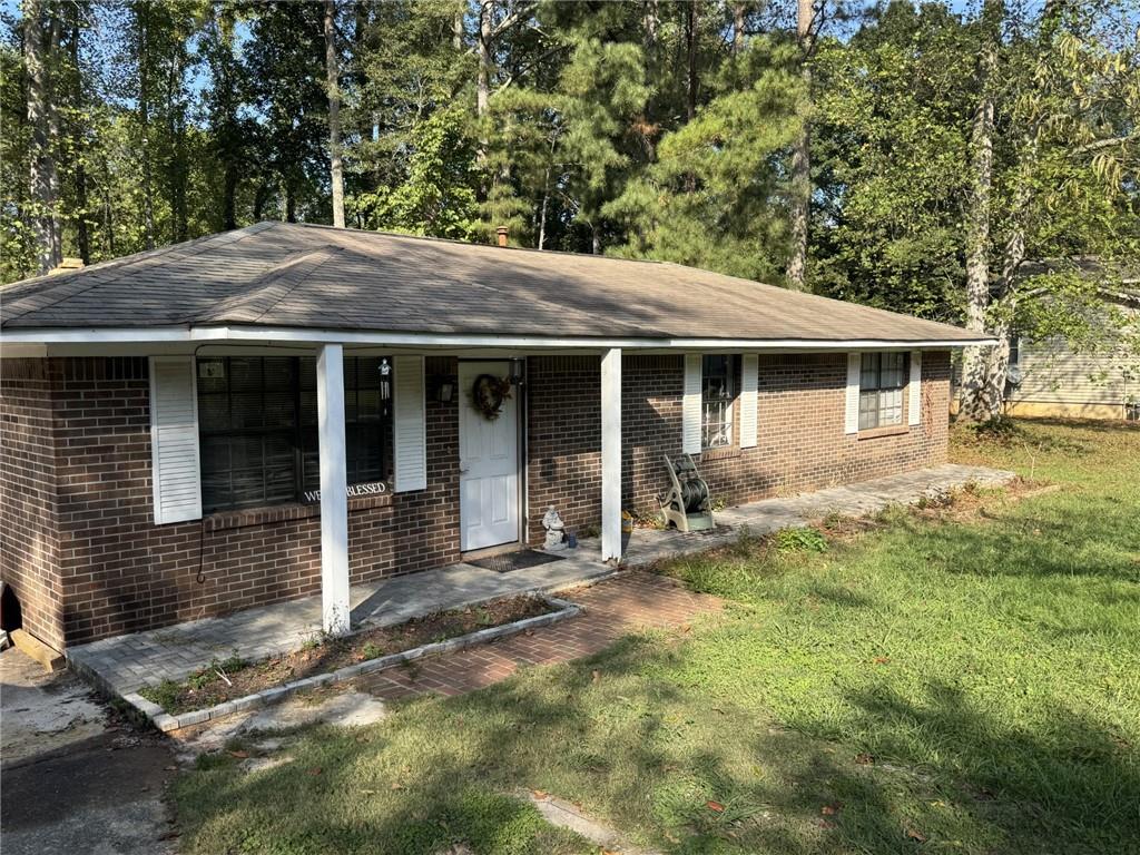 a view of a house with a yard