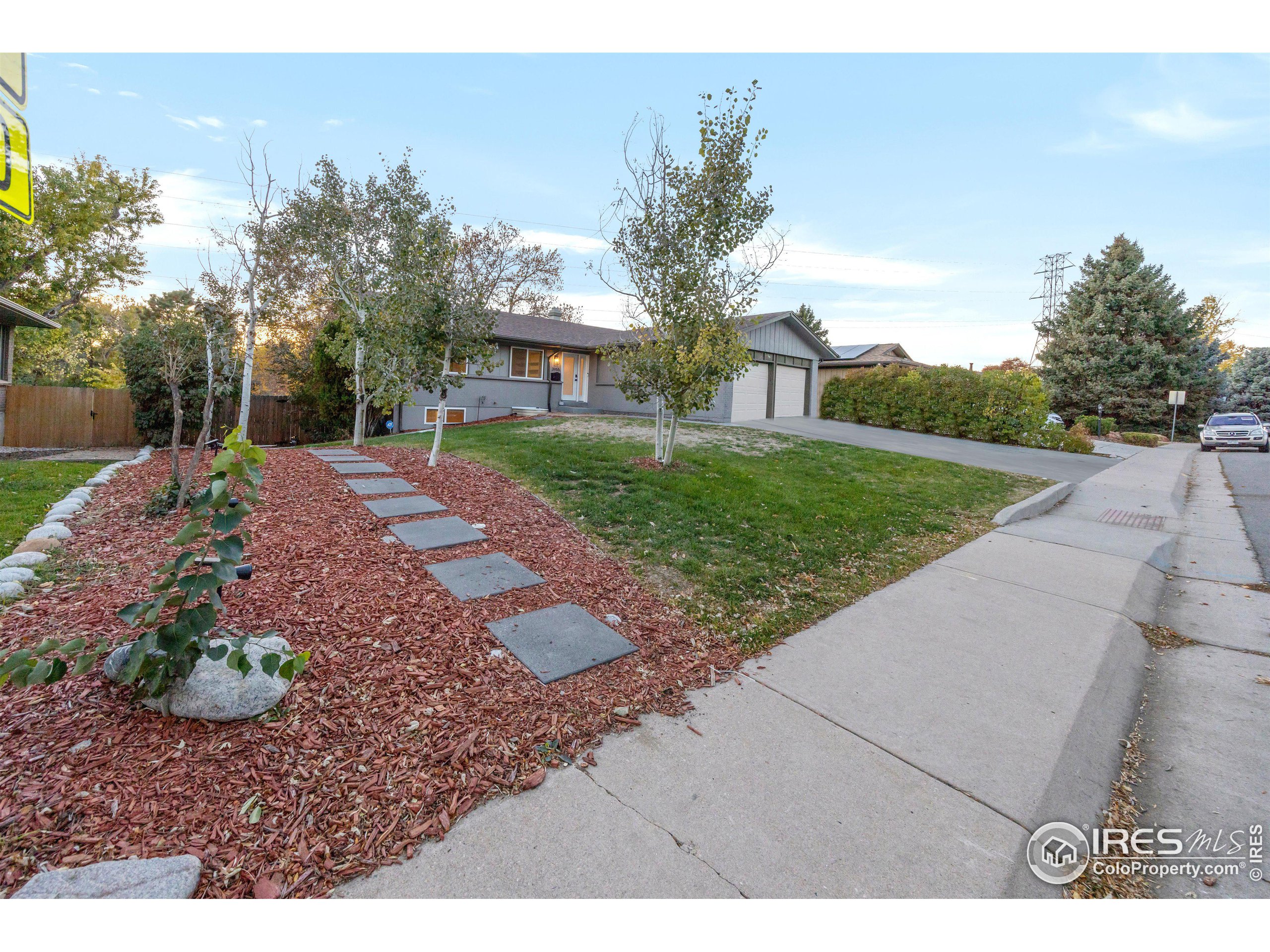 a view of a house with a yard