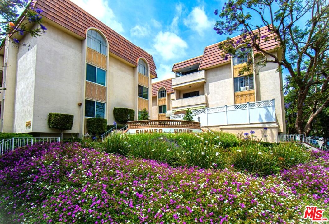 a view of a back yard of the house