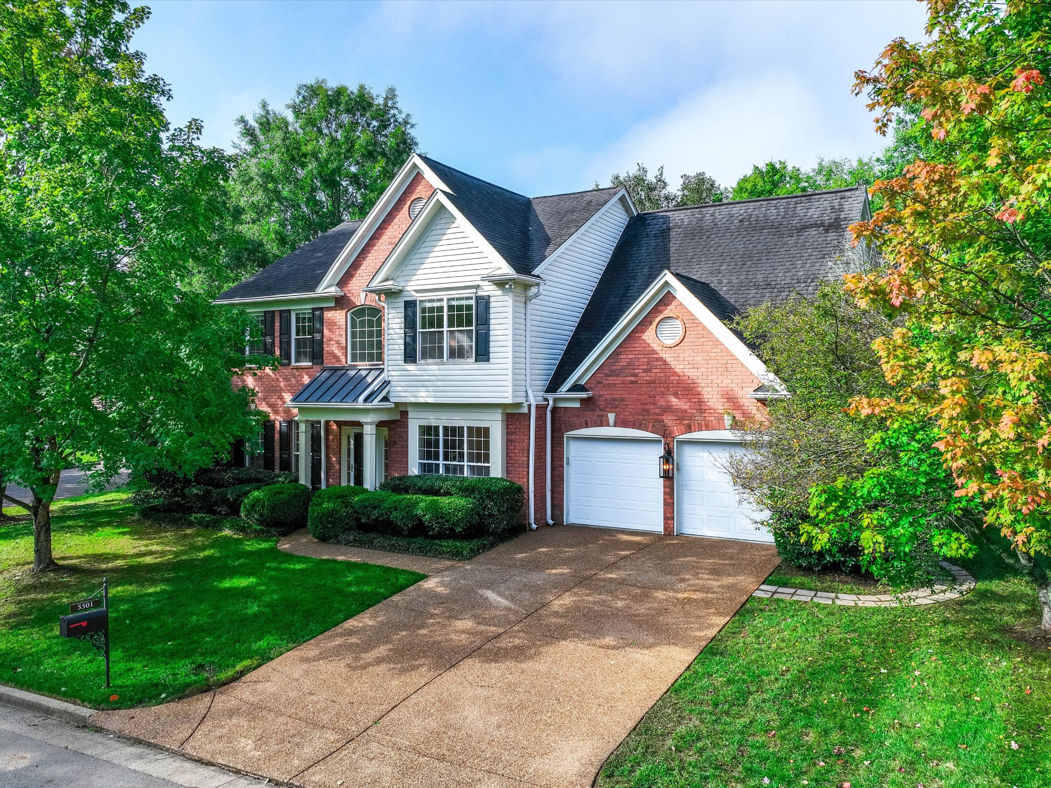 a view of front a house with a yard